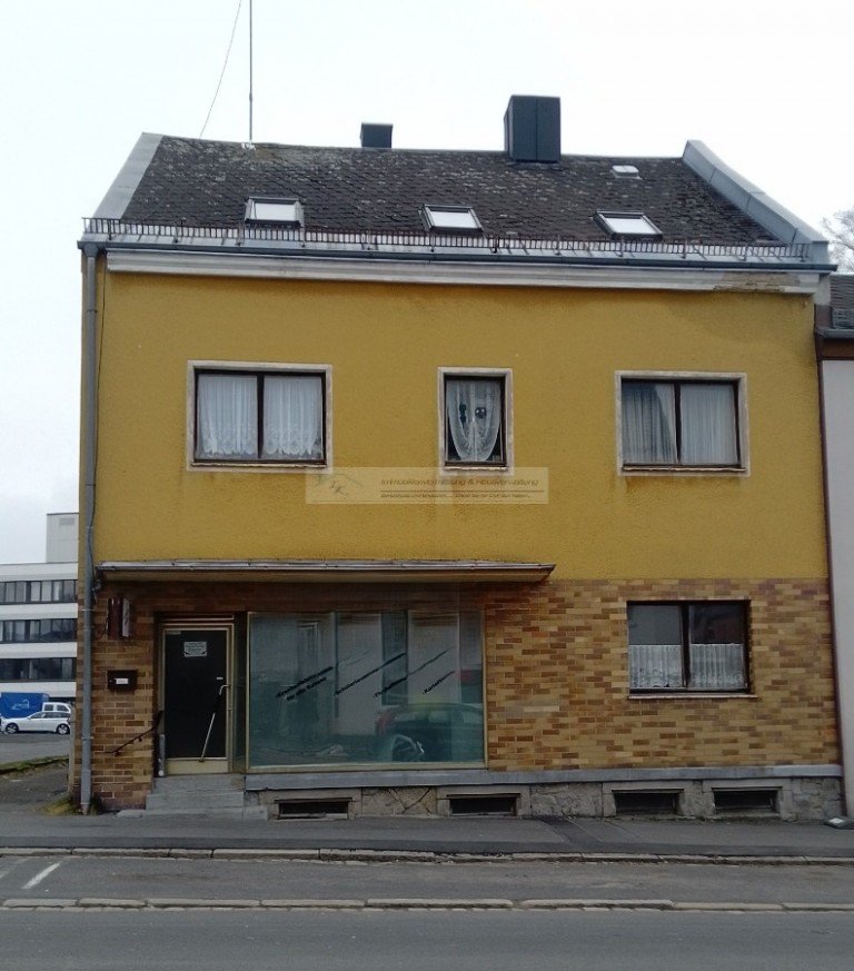 Selb Front Bild ohne Name Selb Mehrfamilienhaus Top-Rendite von 10 %: Gepflegtes Mehrfamilienhaus mit 3 Wohnungen und B�ro in Selb zum verkaufen